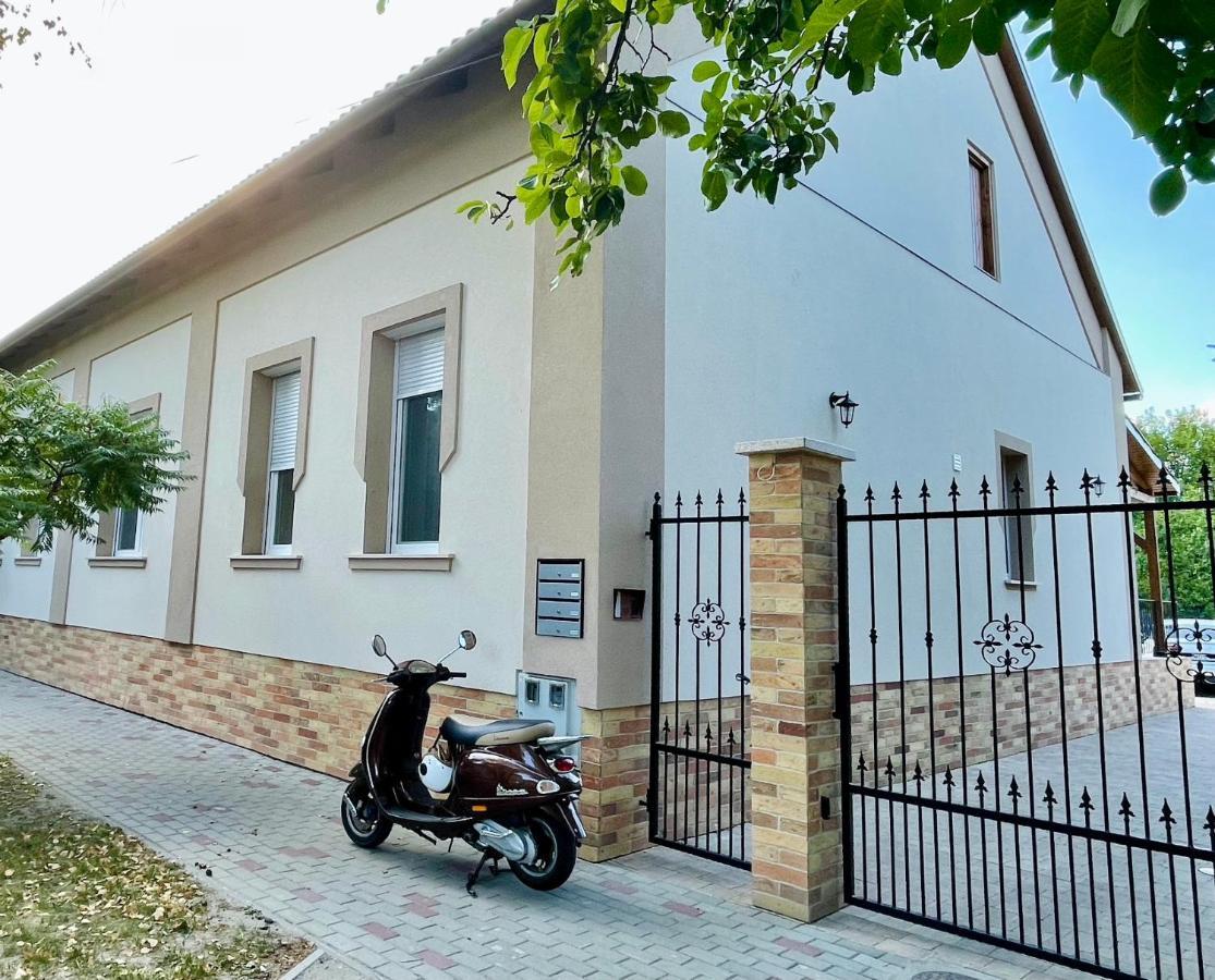 Voeroesmarty Apartmanhaz Mako Bagian luar foto